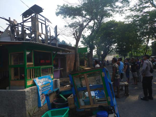 Gara-gara Anak Main Korek, Warung Bakso di Cidaun Cianjur Ludes Terbakar