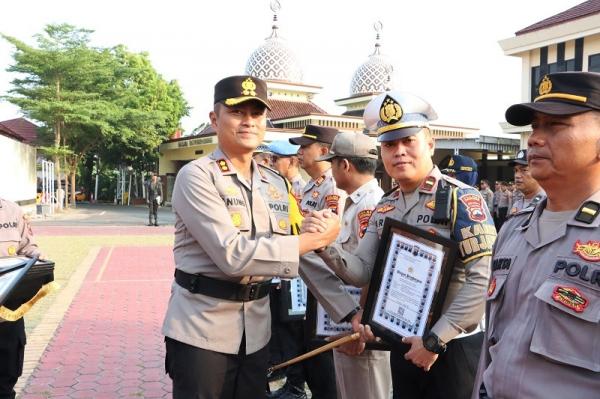 Kapolres Grobogan Beri Penghargaan 70 Polisi Berprestasi, Sat Lantas Raih Terbanyak