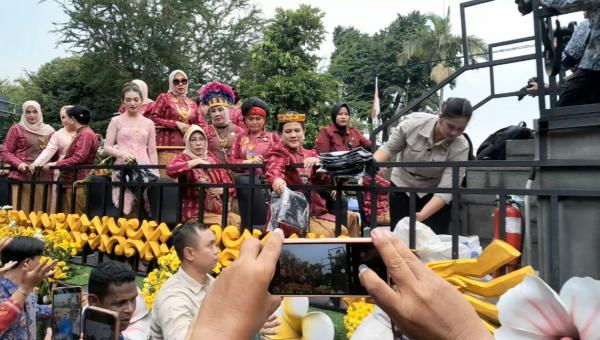 Parade Mobil Hias HUT Dekranas ke-44 di Solo, Warga Berebut Souvenir dari Ibu Negara Iriana Jokowi