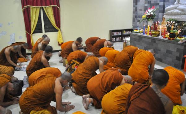 Perjalanan Spiritual Sambut Waisak 2024, Puluhan Bhikkhu Thudong Tiba di Semarang