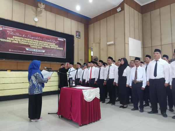 Puluhan Anggota PPK di Brebes Diambil Sumpah dan Dilantik untuk Pilkada 2024