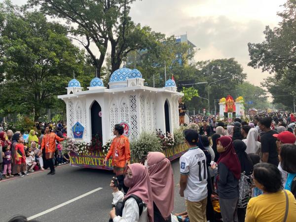 Meriahkan HUT Dekranas Ke 44, Pemkab Pidie Jaya 'Boyong' Masjid At Taqarrub Trienggadeg Ke Solo