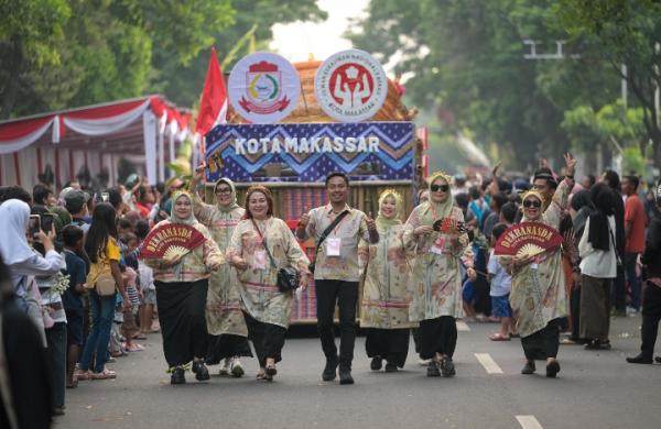Dekranasda Kota Makassar Ikuti Parade Budaya di Solo