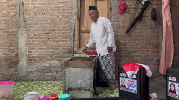 Kisah Mashudi Penjual Pentol, Berangkat Haji Setelah Menabung Selama 14 Tahun