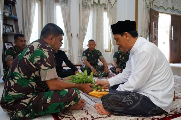 Tgk. H. Muzakir atau Waled Lapang : Pimpinan TNI Danrem Putra Daerah Bisa Sejukan Aceh