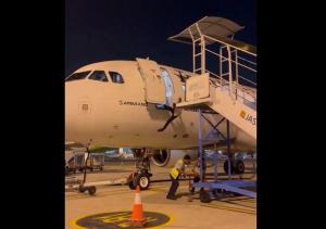 Tak Sadar Tangga Digeser, Petugas Bandara Terjatuh dari Pesawat Sebelum Take Off