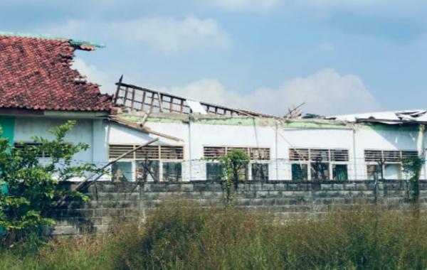 Atap Ruang Laboratorium SMPN 1 Pamarican Ciamis Ambruk