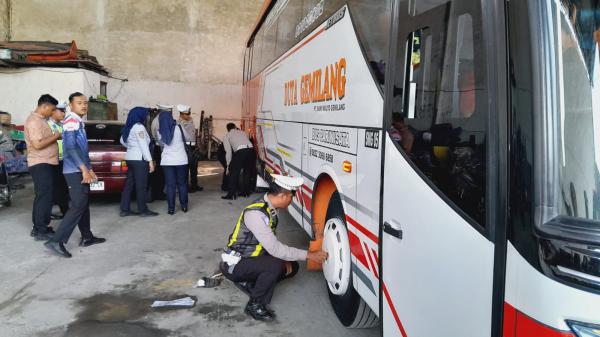 Polres Nganjuk Gelar Ram Check Acak Armada Bus untuk Antisipasi Libur Sekolah