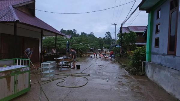 Banjir Perlahan Surut, Warga di Mahakam Ulu Mulai Bersihkan Rumah dan Puing-puing