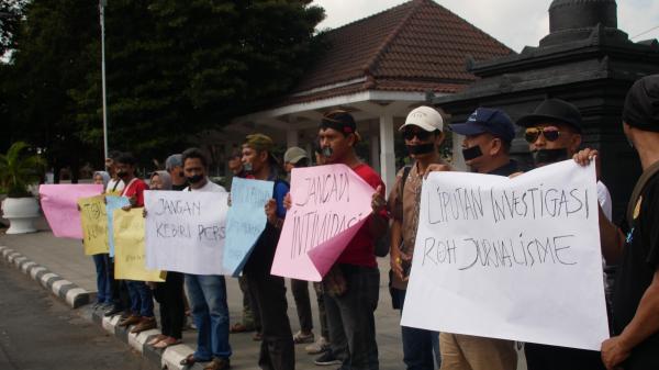 Puluhan Jurnalis di Lumajang Lakukan Aksi Tutup Mulut Tolak RUU Penyiaran