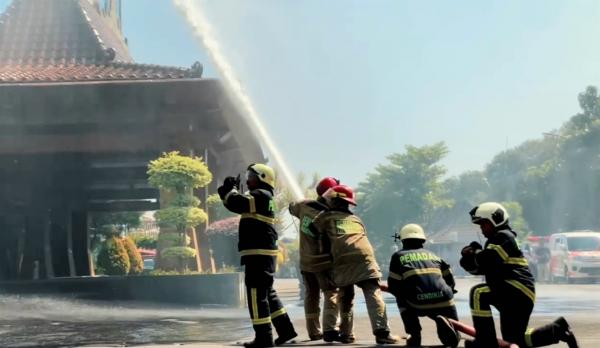 Tanggap Darurat Bencana Kebakaran, BPBD Sukoharjo Gelar Simulasi Penyelamatan