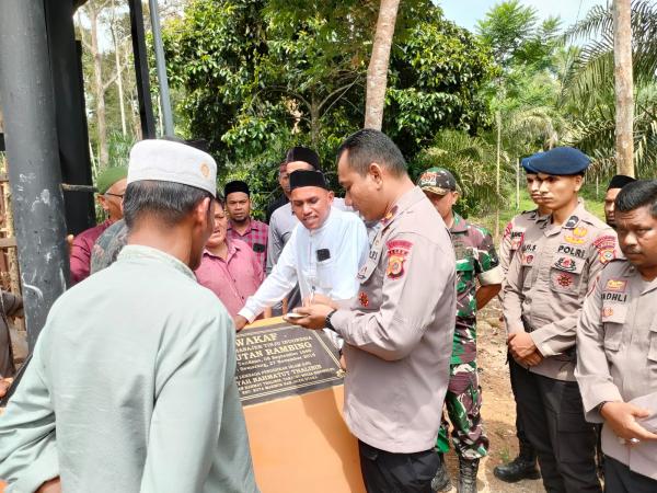 Salurkan Bantuan, Danyon Brimob Blusukan Temui Masyarakat Terisolir Aceh Utara