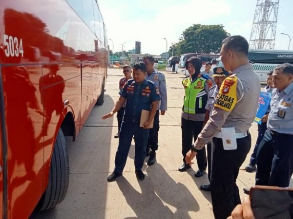 Antisipasi Kecelakaan, Satlantas Polres Metro Bekasi Cek Kelaikan Bus di Cikarang