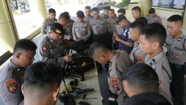 Asah Keterampilan, Anggota Samapta Polres Sukoharjo Latihan Bongkar Pasang Senjata
