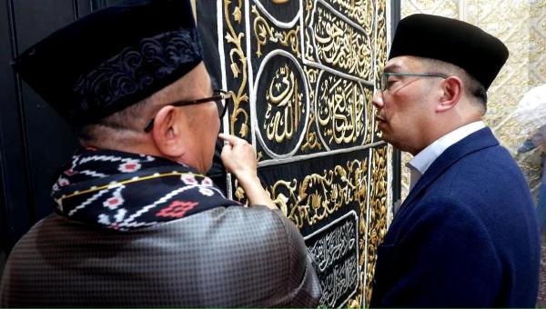 Ulama dan Arsitek Berjumpa, Buya Yahya dan Ridwan Kamil Memaknai Indahnya Kiswah Ka'bah di Jakarta