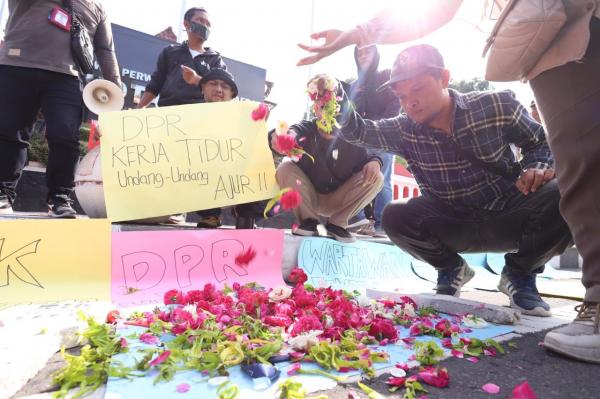 Tolak RUU Penyiaran, Jurnalis Blitar Tabur Bunga Simbol Matinya Demokrasi di Indonesia