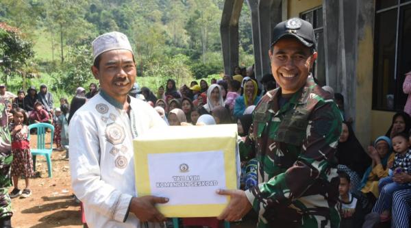 Mayjen TNI Agus Prangarso Berikan Bantuan Sosial untuk Renovasi Masjid di Garut