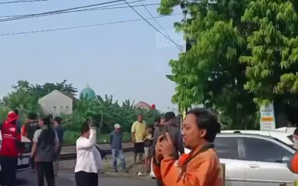Kecelakaan di Pelintasan Anjasmoro Semarang, Mobil Ringsek Tertabrak KA Sembrani