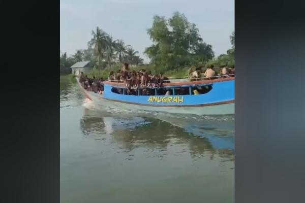 Tak Jauh dari Jakarta, Puluhan Siswa SD di Bekasi Ini Setiap Hari ke Sekolah Naik Kapal Nelayan