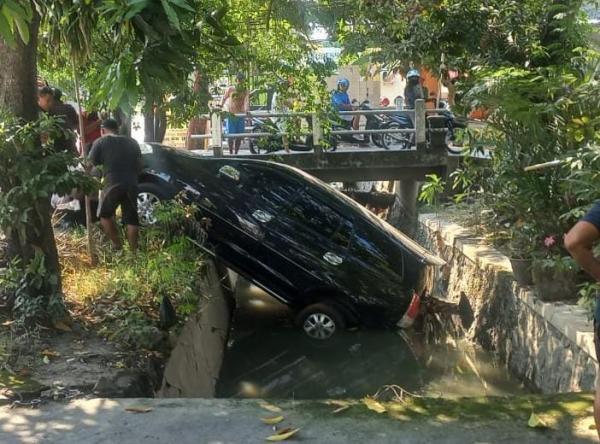Lupa Hand Rem saat Parkir, Mobil Dinas Kejaksaan Grobogan Melorot dan Terjun ke Sungai