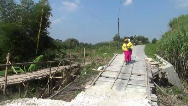 Jembatan Penghubung Desa Terpencil dengan Kota Grobogan Terputus, Akses Perekonomian Lumpuh
