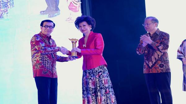 Lestarikan Seni Budaya Nusantara, Rina Ciputra Raih Penghargaan Nusantara Awards 2024