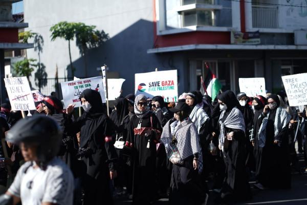 Ratusan Warga Gelar Aksi Dukung Palestina dan Bakar Bendera Israel