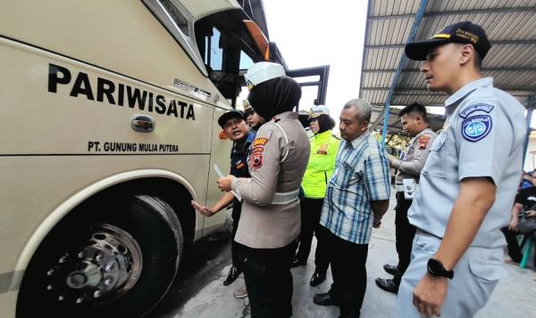 Cegah Laka Fatal, Satlantas Polres Sukoharjo Ramp Check Bus Pariwisata