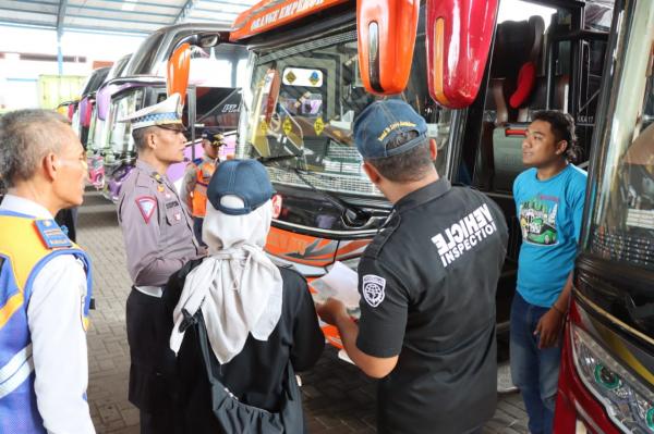 Cegah Laka Lantas, Petugas Gabungan di Banyumas Lakukan Ramp Check Bus Pariwisata