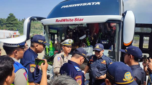 Upaya Preventif, Satlantas Polres Garut Periksa Puluhan Bus Wisata Study Tour