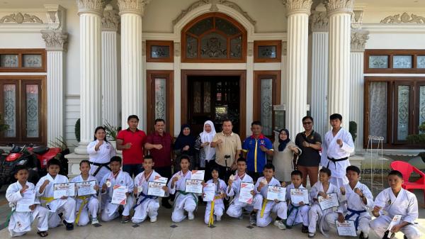 Saroha Manullang bersama Wali Kota Sibolga Apresiasi Atlet Karate KKI Berprestasi