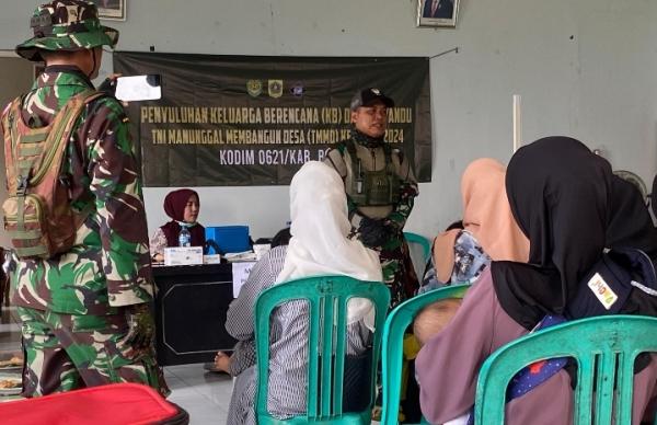TMMD ke-120 Kodim 0621 Kabupaten Bogor, Para Ibu di Sukamakmur Ikuti Penyuluhan KB Hingga Posyandu