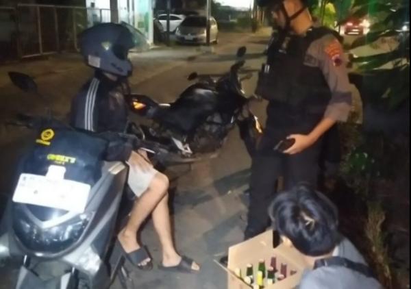 Transaksi Miras Dipinggir Jalan, 2 Warga Solo Terciduk Patroli Polisi