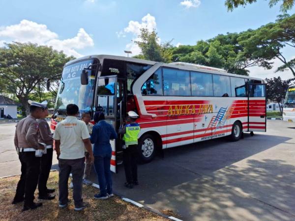 Polres Wonogiri Gelar Ramp Check Bus di Terminal Giri Adipura