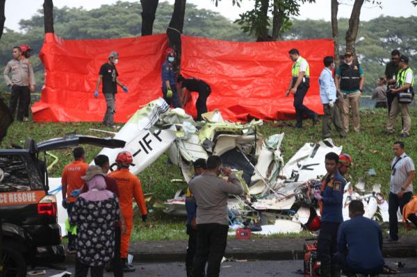 Heboh! Pesawat Latih Jatuh di Lapangan German, Serpong Tangsel.