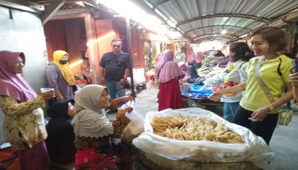 Antusiasme Warga Menyambut Untung Wina Sukowati Bakal Calon Bupati di Pasar Sukodono, Sragen