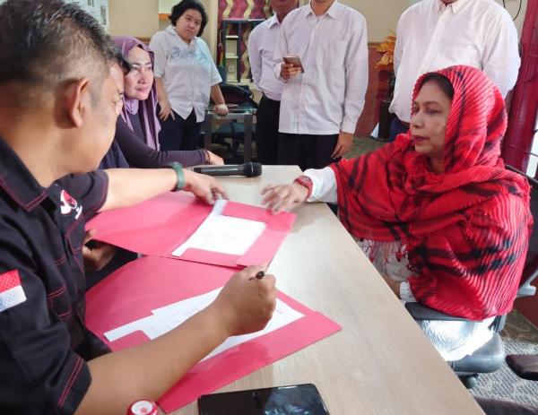 Rachmawati Peni Sutantri Kumpulkan Formulir Bacawali ke PDIP Kota Mojokerto