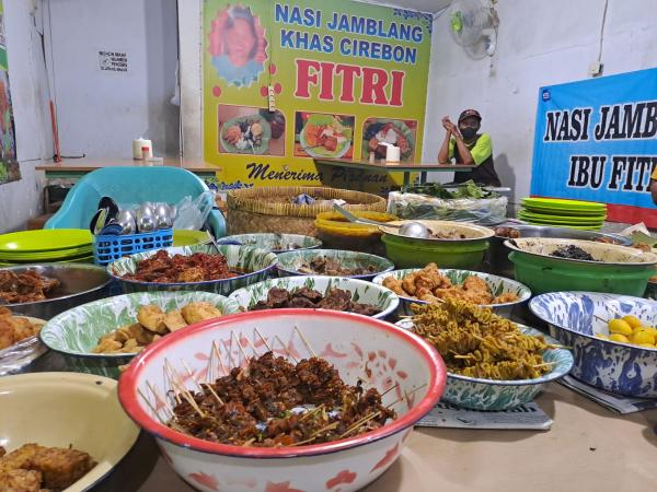 Bikin Kenyang, Ini Daftar Warung Nasi Jamblang Yang Sering Dikunjungi di Cirebon