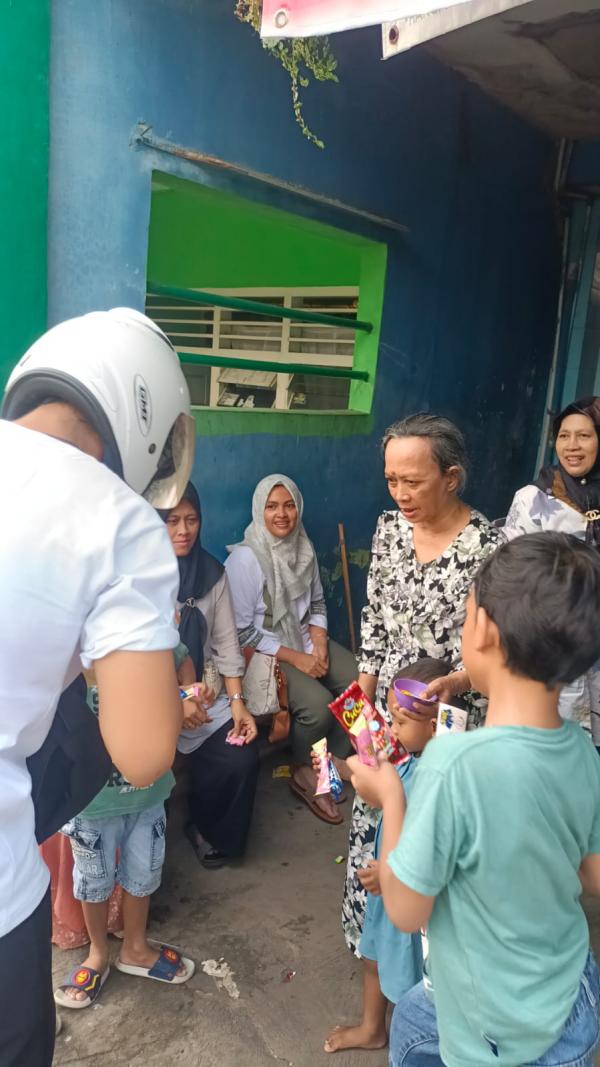 Relawan Sahabat Iqbal Ardiansyah Bagikan Permen Gratis di Sejumlah Kelurahan di Bandarlampung