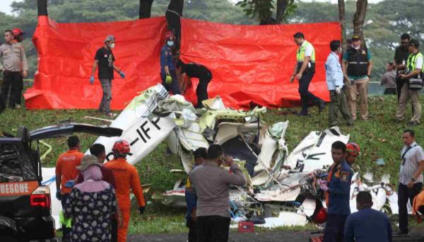 Pesawat Latih Jenis Capung Jatuh di BSD Tangsel