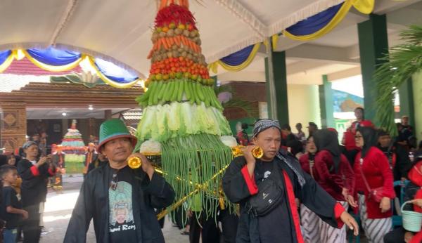 Bentuk Rasa Syukur, Masyarakat Adat Kelurahan Kepatihan Ponorogo Purak 3 Buceng Raksasa