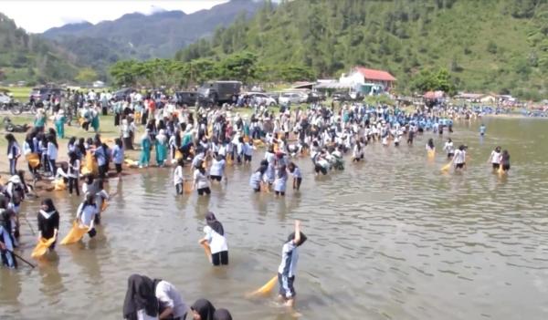 Ribuan Siswa SMA dan SMK di Aceh Tengah Pungut Sampah di Pante Menye Danau Lut Tawar