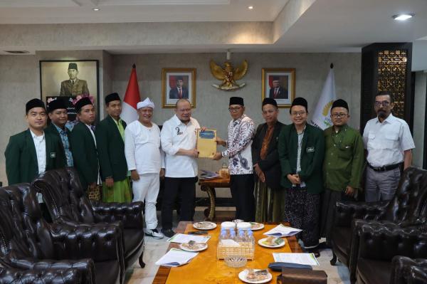 LBM PWNU Jabar Sampaikan Rekomendasi Bathsul Masail Kubro III Terkait UU DKJ ke Ketua DPD RI