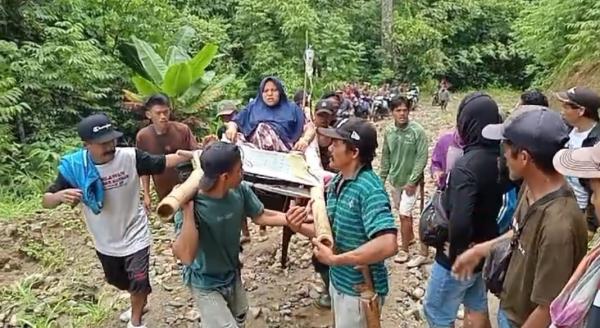 Viral, Seorang Ibu Hamil  Ditandu 13 Km Menuju Puskesmas Karena Akses Jalan Rusak