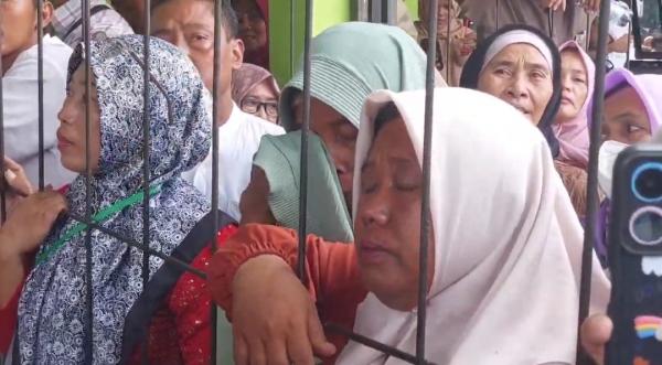 Isak Tangis Keluarga Warnai Pelepasan Ratusan Calhaj Kloter 10 KJT Asal Subang