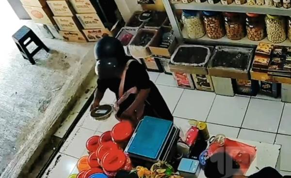 Miris! Dodol Jadi Target Pencurian, Ibu-ibu Berpakaian Hitam Tertangkap CCTV di Toko Kue Depok
