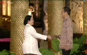 Potret Presiden Jokowi dan Puan Maharani Berjabat Tangan pada KTT WWF di Bali