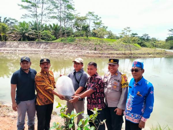 Program Bersih Desa Riam Durian, PT. BGA Bagikan Bibit Ikan Nila dan Bibit Pohon