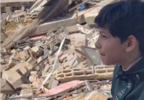 Viral Bocah Palestina Hafalan Al-Qur'an Diantara Puing Reruntuhan Bangunan