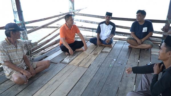 Tim Relawan Bebas Manggazali Berikan Bantuan ke Nelayan Dusun Kampung Baru
